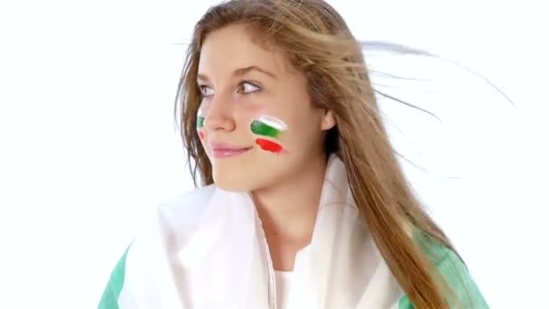 Bolgár zászló mosolygó lány — Stock videók