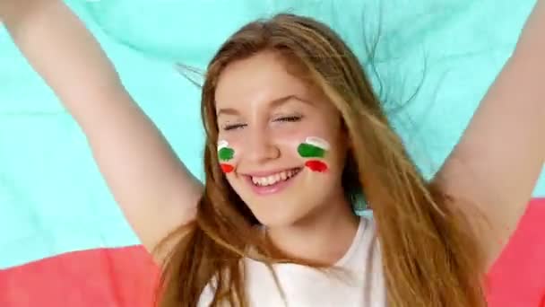Bulgar bayrak gülümseyen kız — Stok video
