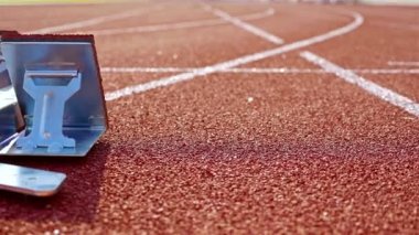 Bir stadyumda bir atletizm sprinter için başlangıç bloğu