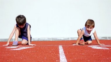 İki küçük çocuğu atletik bir parça çalıştırmaya hazırlanma ile komik video
