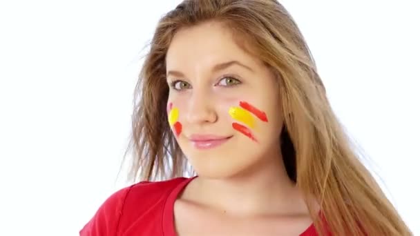 Chica con bandera de España en la cara sonriendo con el pulgar hacia arriba — Vídeo de stock