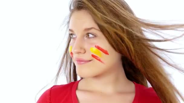 在她的脸，微笑着西班牙国旗的女孩 — 图库视频影像