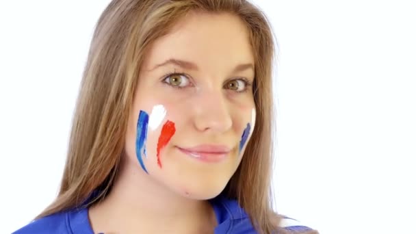 Κορίτσι με γαλλική σημαία στο χαμογελώντας της πρόσωπο — Αρχείο Βίντεο