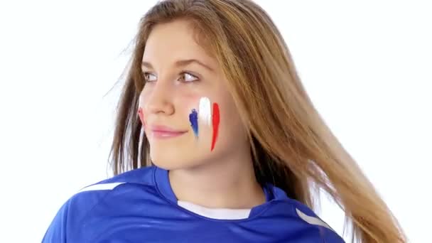 Chica con bandera francesa en su cara sonriendo — Vídeo de stock