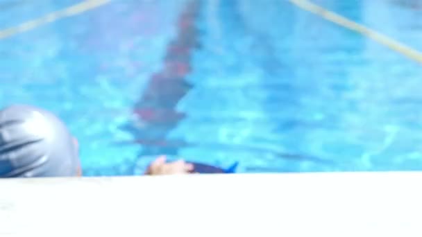 Nadador en una piscina toma equipo de natación para el entrenamiento — Vídeo de stock