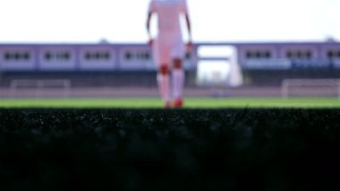 Stadyum alan bir futbolcu silüeti