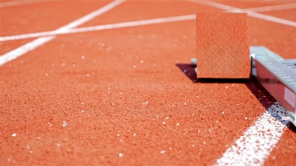 Leichtathletik-Einzelsprinter in einem Stadion, das aus dem Block heraus beginnt — Stockvideo