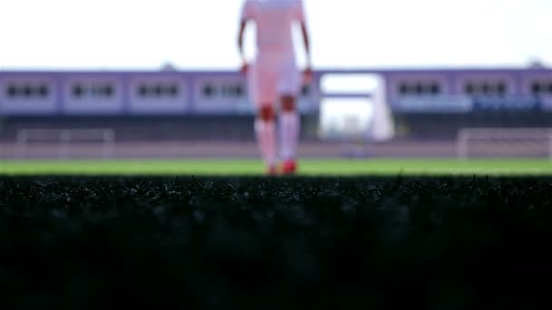 Silhouet van een football-speler verlaten van het gebied van het stadion — Stockvideo