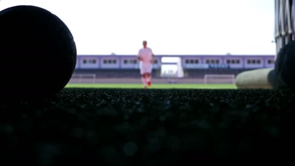 Silhouet van een football-speler verlaten van het gebied van het stadion — Stockvideo