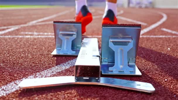 Één track & field sprinter in een stadion beginnen uit het blok — Stockvideo