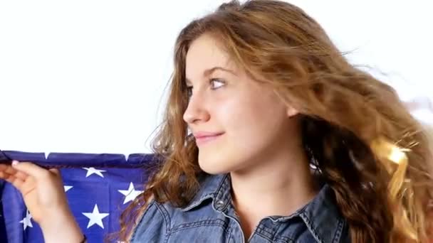 Meisje met een vlag van de Verenigde Staten van Amerika — Stockvideo