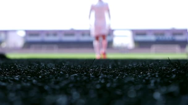 スローモーションの競技場のフィールドを残してのフットボール選手のシルエット — ストック動画