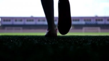 Stadyumun yavaş çıkıyor bir futbolcu silüeti