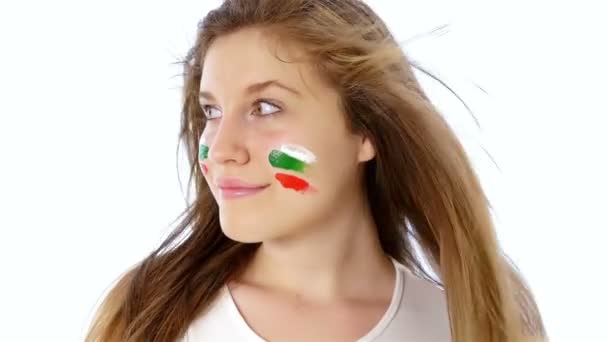 Dívka s Bulharskou vlajku na její tvář, usmívající se — Stock video