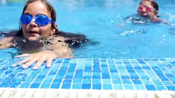 Dvě holčičky, plavání v bazénu, pomalý pohyb