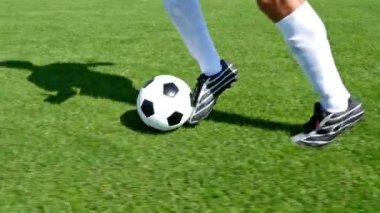 Top ağır çekim bir futbol sahasında lider futbolcu