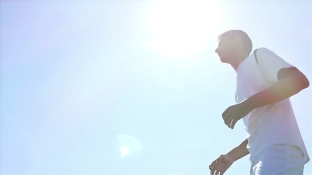 Låg vinkel skott av en fotboll fotbollsspelare träffa bollen med bröstet, Slowmotion — Stockvideo