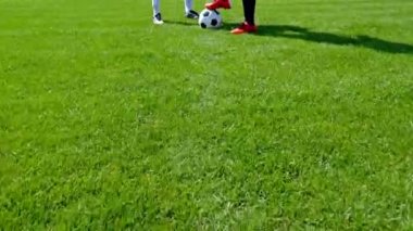 İki oyuncu maç başlamak için hazır bir futbol alanının Merkezi noktada kamera onlara gidiyor