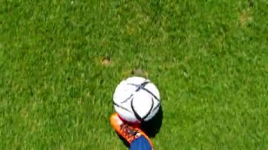 Topu üstten görünüm bir futbol sahasında lider futbolcu