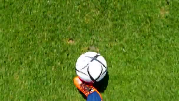 Voetballer leidt de bal op een voetbalveld, bovenaanzicht — Stockvideo