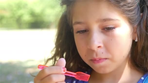 Primo piano di una ragazza carina che mangia gelato — Video Stock