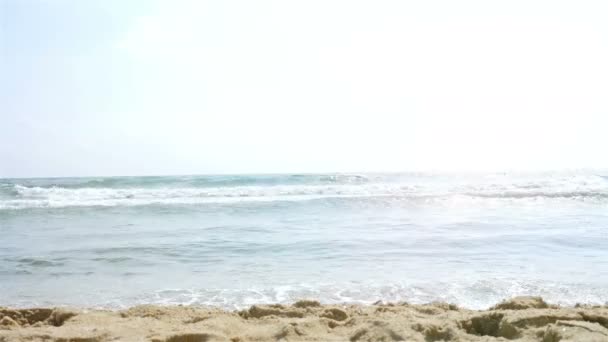 Petite fille mignonne en maillot de bain jouant à la plage de la mer — Video