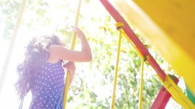 Ağır çekim bir sallanan, bir küçük şirin kız güneş patlaması