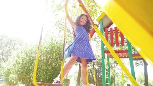 Movimento lento de uma menina bonita balançando, erupção solar — Vídeo de Stock