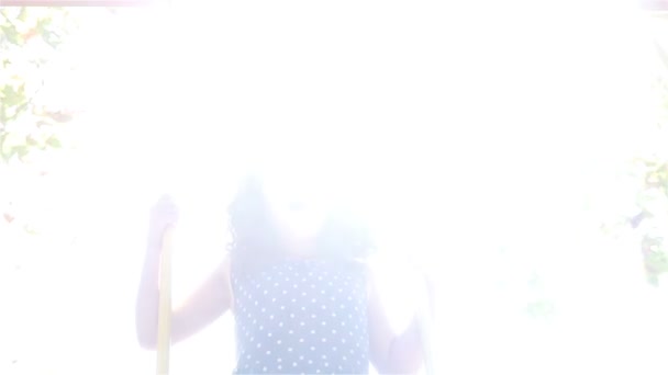 Zeitlupe eines niedlichen kleinen Mädchens schwingt, Sonneneruption — Stockvideo