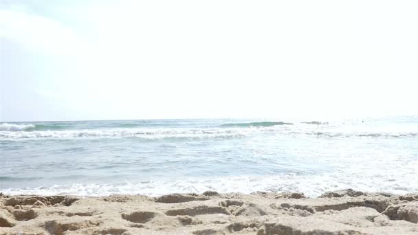 実行していると海のビーチで遊ぶ水着のかわいい女の子のスローモーション — ストック動画