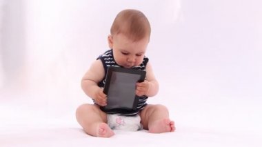 Merhaba Tech bebek. Bir tablet beyaz arka plan ile oynayan çocuk