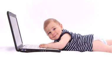 Oynarken bir dizüstü bilgisayar, tablet, fare, klavye beyaz arka plan ile çocuk