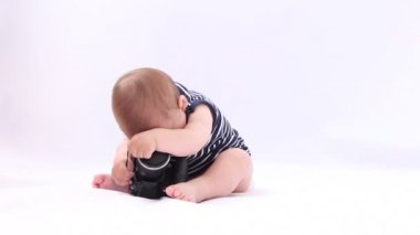 Bir photocamera beyaz arka plan ile oynayan çocuk