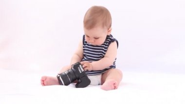 Bir photocamera beyaz arka plan ile oynayan çocuk