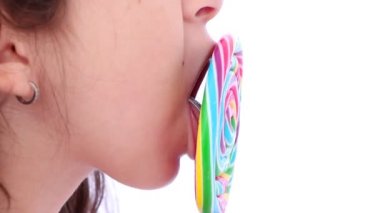 Küçük kız bir lolipop yalamak yakın çekim
