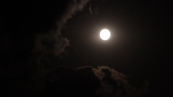 游戏中时光倒流的月亮在厚厚的云层后面移动 — 图库视频影像