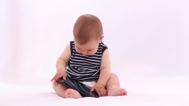 Ciao Tech Baby. Ragazzo che gioca con un tablet sullo sfondo bianco — Video Stock