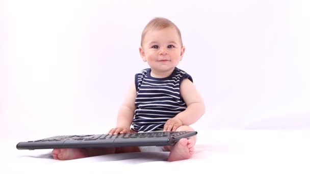 Γεια σου μωρό τεχνολογίας. Αγόρι που παίζει με ένα φορητό υπολογιστή, δισκίο λευκό φόντο — Αρχείο Βίντεο
