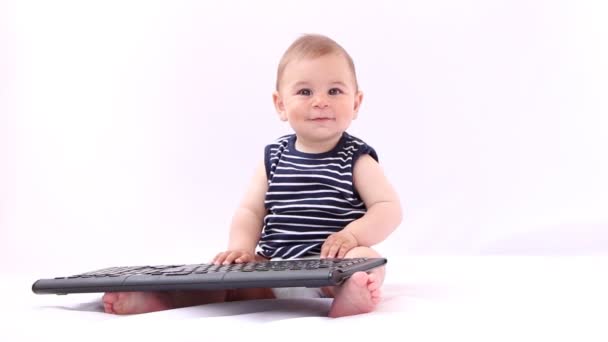 Hi Tech Baby. Chlapec hrát s notebooku, tabletu proti Bílému pozadí — Stock video