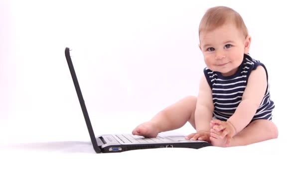 Hola bebé de tecnología. Niño jugando con un ordenador portátil, tableta contra fondo blanco — Vídeos de Stock