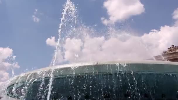 Vatten som faller från en fontän mot blå himmel — Stockvideo
