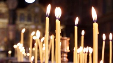 Ortodoks yanan mumlar
