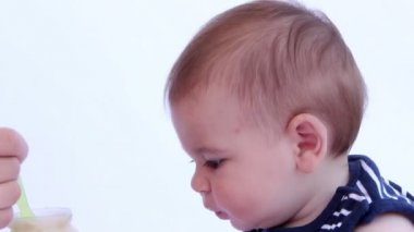 küçük çocuk yemek