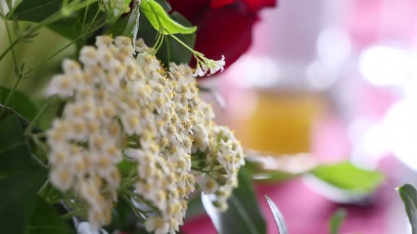 Jarro com mel em uma mesa decorada de casamento, close-up — Vídeo de Stock