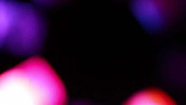 Fond de lumières floues colorées en pub ou discothèque 