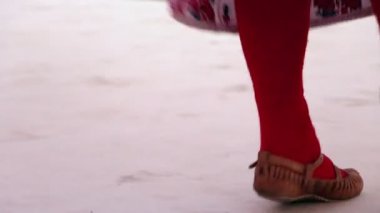 Bulgar geleneksel dansçılar güzel kostümleri, ayakları sadece oynamak