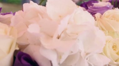 Düğün dekorasyon beyaz ve mor çiçek ve mum