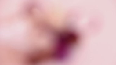 Düğün dekorasyon beyaz ve mor çiçek ve mum