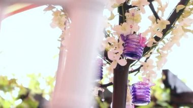 Mor mumlarla düğün dekorasyon