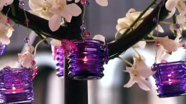 Mor mumlarla düğün dekorasyon